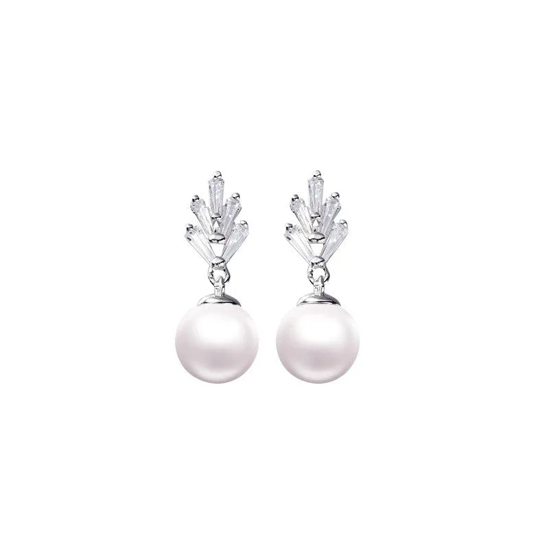 Sterling silver cute leaf with a pearl earring